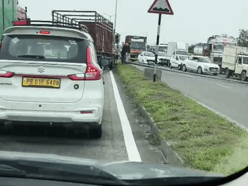 हादसे के बाद फ्लाईओवर पर लगा जाम।