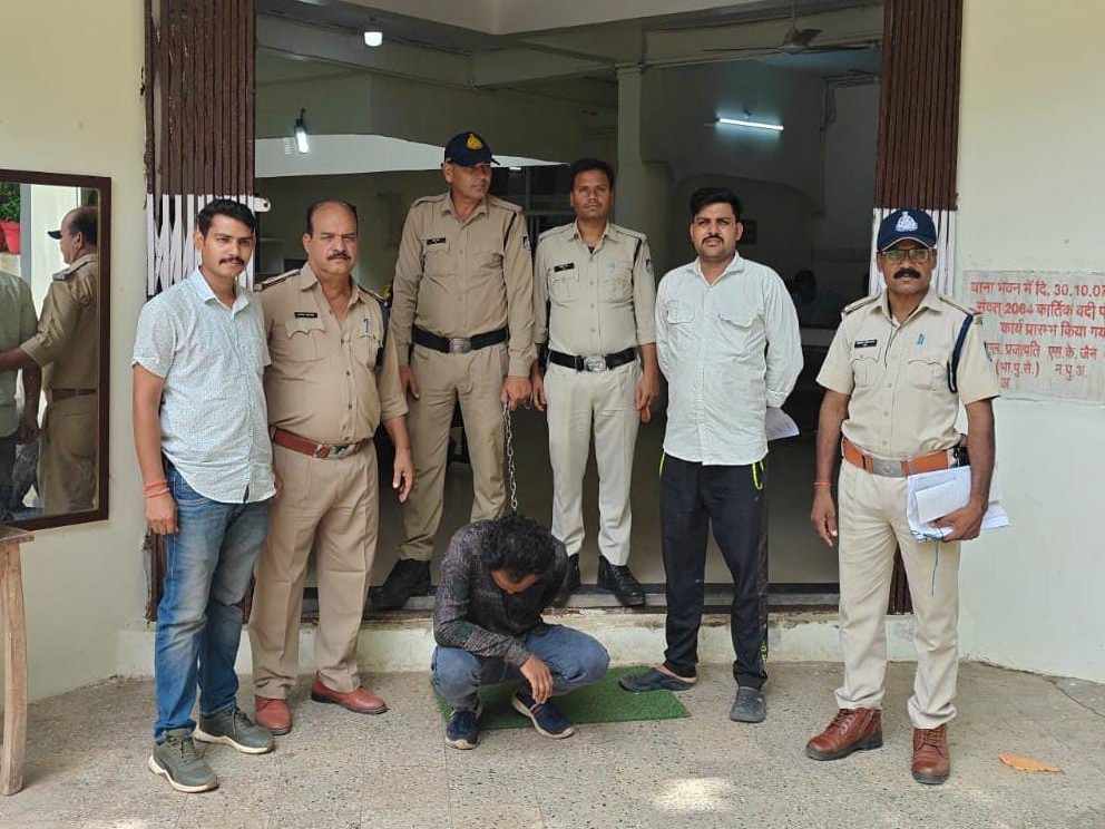 पुलिस को गिरफ्तार कर आरोपी।