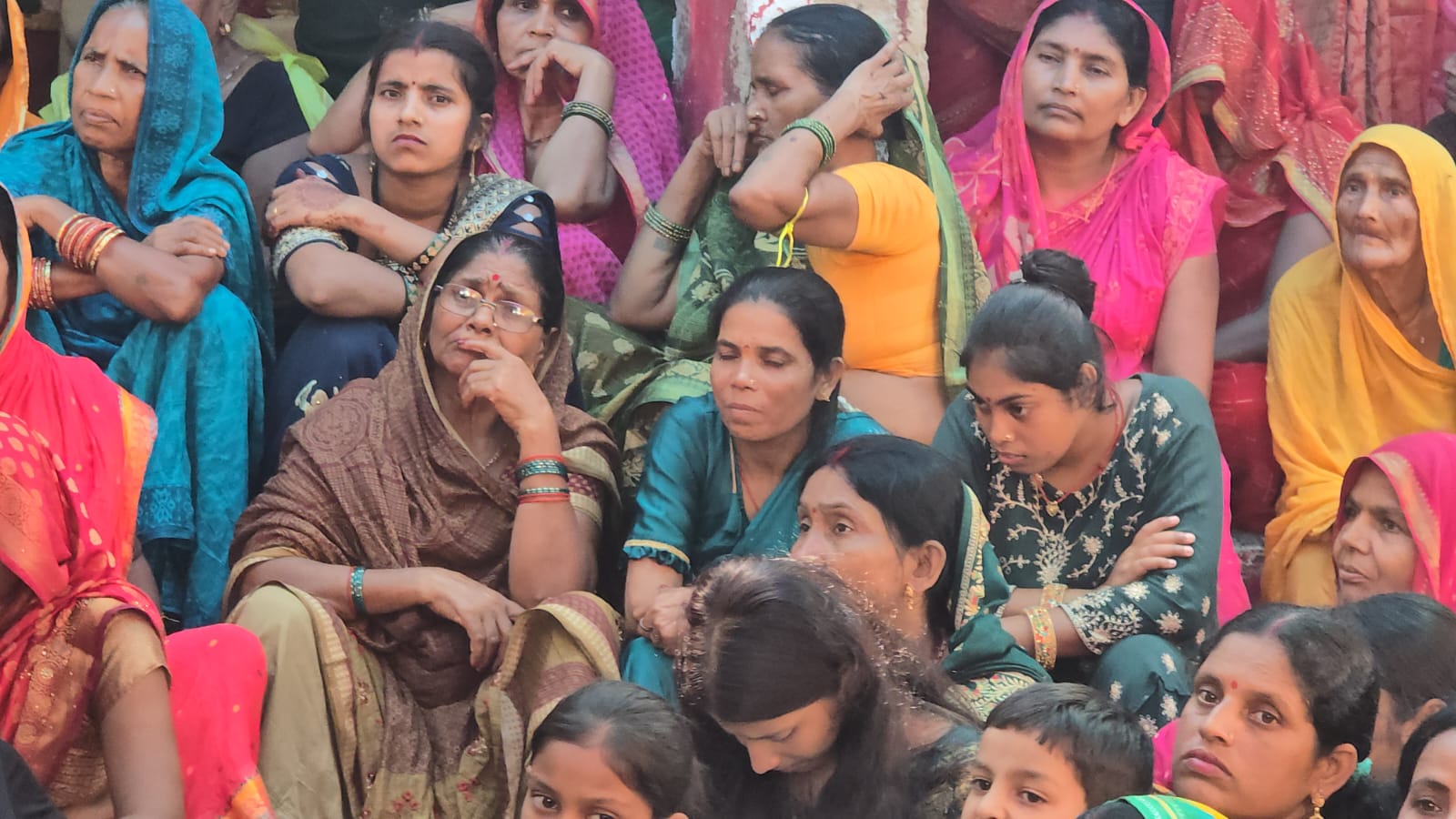 गुरु पूजन में जुटीं महिलाओं की भीड़।
