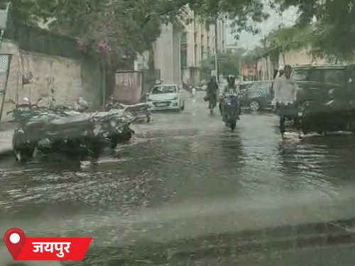 जयपुर में बुधवार को बारिश शहर के प्रमुख इलाकों में पानी भर गया। इस कारण जगह-जगह लोग फंस गए। कई जगह जाम भी रहा।