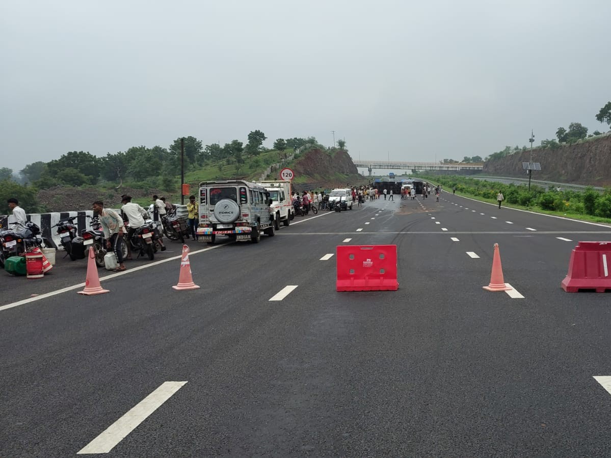 Police closed the route by putting up barricades. After this, the road was cleared.