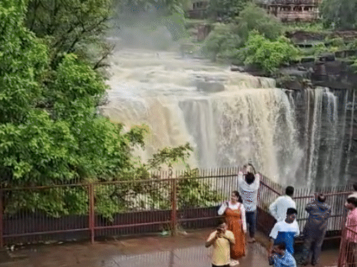 In Begun, Chittorgarh, Rajasthan, due to heavy rain on Tuesday evening, the Menal waterfall started flowing from a height of 150 feet.
