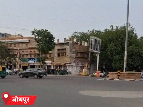 जोधपुर में पिछले दिनों हुई बारिश के कारण तापमान में गिरावट आई, लेकिन कई दिनों से तेज बारिश नहीं होने से गर्मी-उमस बढ़ गई है।