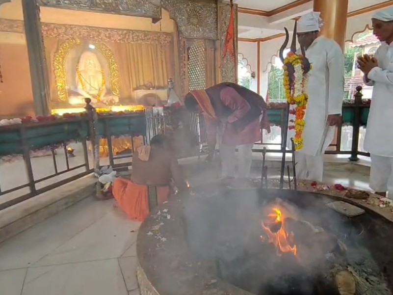 मल्हार धूनी परिसर में भक्तों ने गुरु पूजन किया।