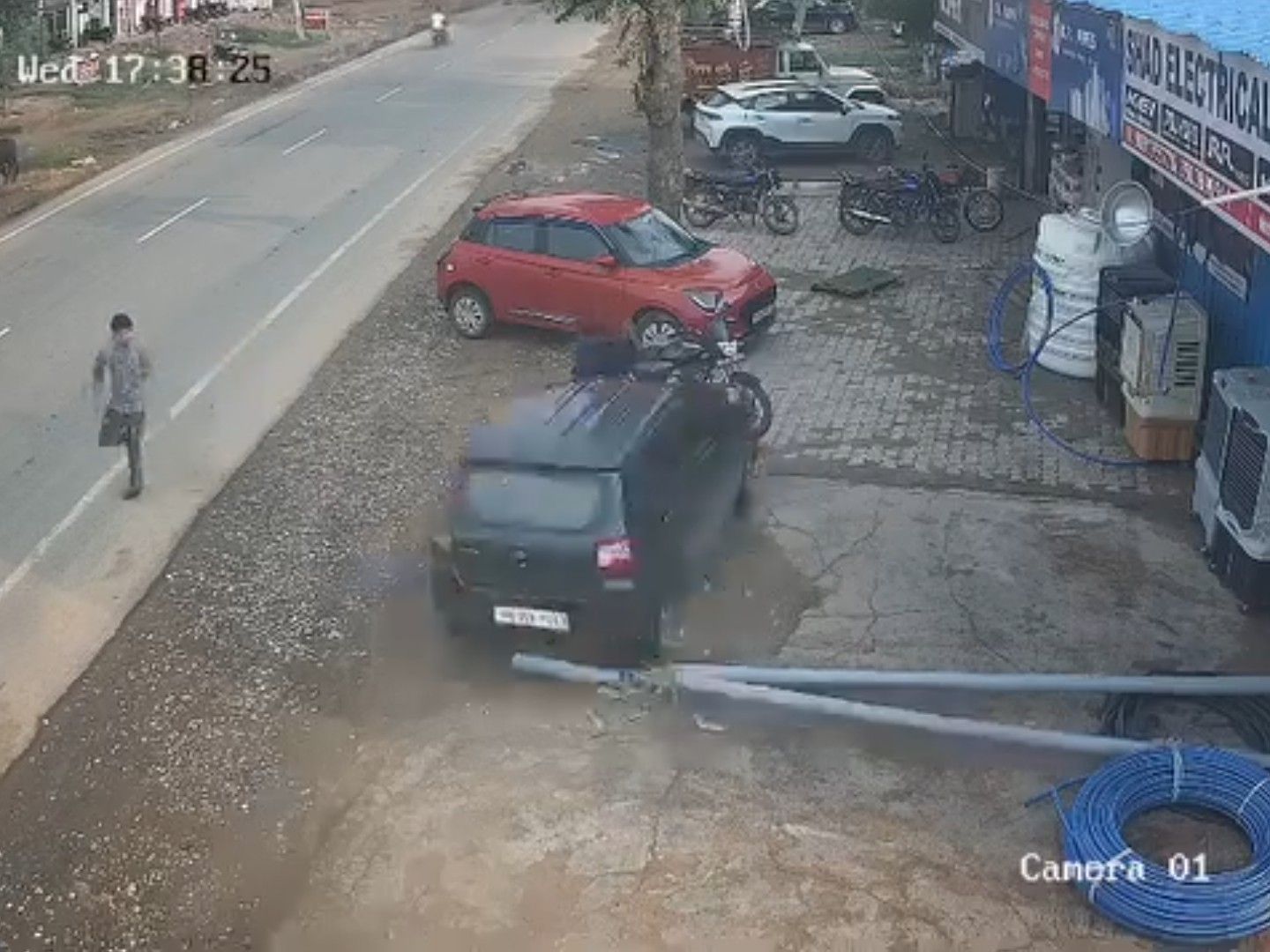 युवक को टक्कर मारती तेज रफ्तर कार।