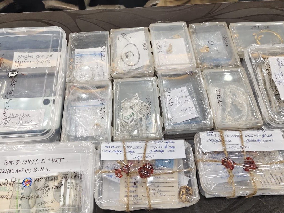 पुलिस ने आरोपियों के पास से सामग्री जब्त की है।