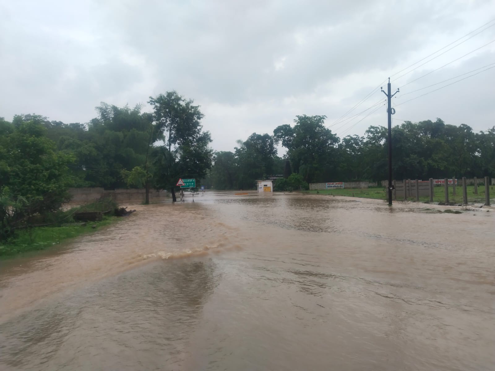 लगातार बारिश से नदी-नाले उफान पर है।