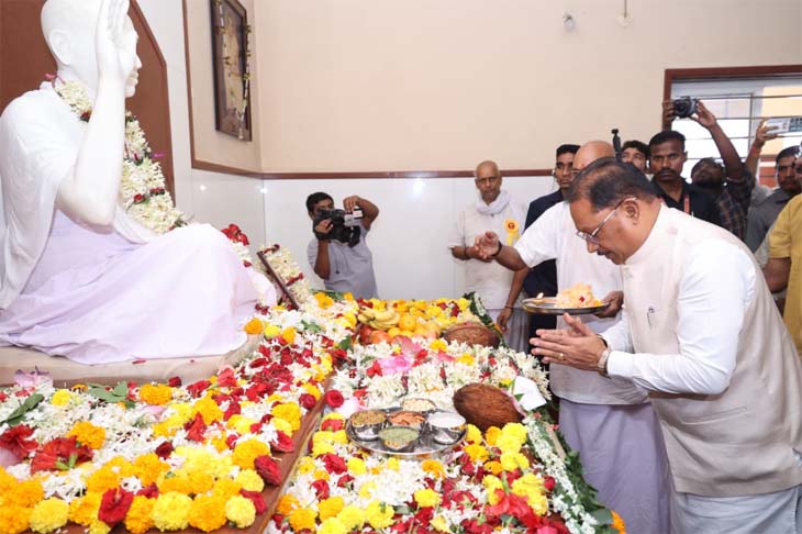 मुख्यमंत्री ने पूजा-अर्चना कर प्रदेश की सुख-समृद्धि और खुशहाली की कामना की