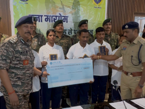 बीजापुर पुलिस ने सरेंडर करने वाले नक्सलियों को संविधान की कॉपी और प्रोत्साहन राशि दी।