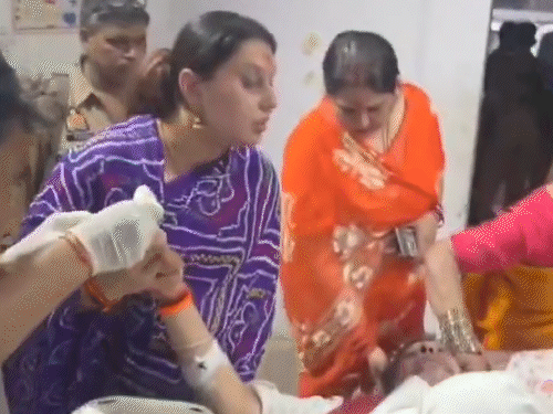 किरण सिंह देव के साथ काफिले में उनके परिवार के लोग भी बैठे थे। वे सभी सुरक्षित हैं।