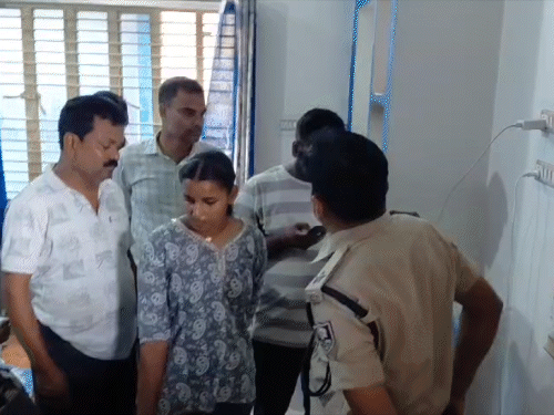 पुलिस को FSL की टीम कमरे में जांच करती हुई।