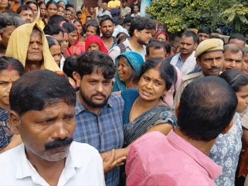बरखा रानी की मौत के बाद रोते-बिलखते परिवार के लोग।