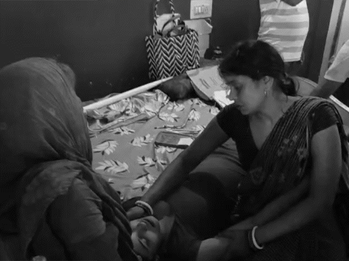 बेड पर पड़ी बरखा की बॉडी और रोते बिलखते परिवार के लोग।