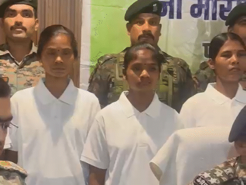 झारखंड में एक्टिव रहे 8 नक्सलियों ने बीजापुर पुलिस के सामने सरेंडर किया है।