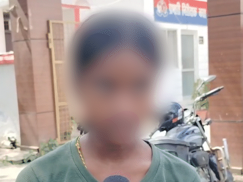 हॉस्पिटल में एडमिट बहन ने बताया- वर्दी पहने बाइक सवार घर छोड़ने के बहाने बहन को साथ ले गया था।