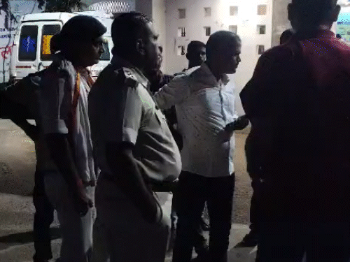 घटना की सूचना मिलने के बाद पुलिस मौके पर पहुंची और जांच शुरू की।