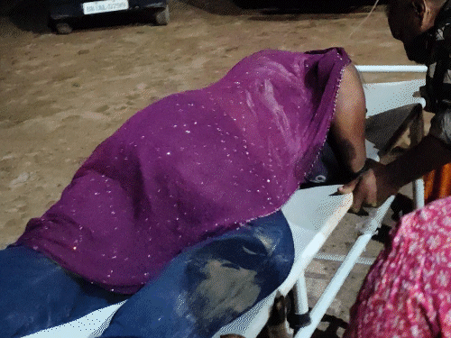 गोली लगने के बाद महिला मौके पर ही गिर पड़ी। आसपास के लोगों ने उसे नजदीकी अस्पताल पहुंचाया।
