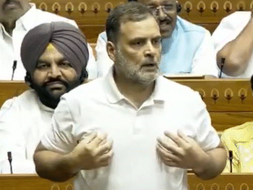 राहुल ने एक छात्रा से बातचीत का किस्सा सुनाया और कहा कि छात्रा ने स्टूडेंट्स की तीसरी कैटेगरी को अंधभक्त बताया।