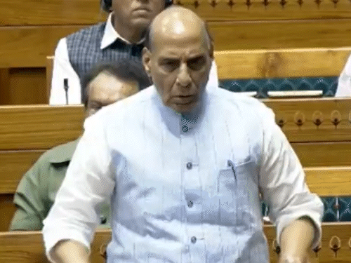 राजनाथ सिंह ने सत्ता पक्ष के सांसदों से शांत रहने और राहुल की बात सुनने की अपील की।