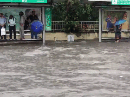 दिल्ली में आईटीओ इलाके में भारी बारिश के बाद सड़कें पानी में डूबी नजर आईं।