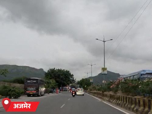 अजमेर में बादल छाए रहे, पिछले दिनों हुई बारिश के कारण गर्मी भी कम रही।