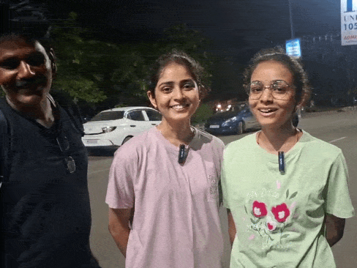 Pragati Patel and Prakriti Patel, residents of Katara Hills, reached the protest site late at night with food for their father