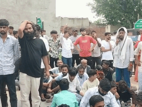 ग्रामीणों ने रात को धरना शुरू किया था। जो करीब 28 घंटे तक चला।