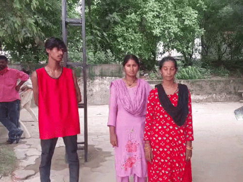 सिविल अस्पताल में मौजूद मृतक मनोज के परिजन।