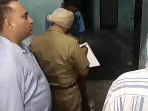 मौके पर जांच करते हुए टीम।