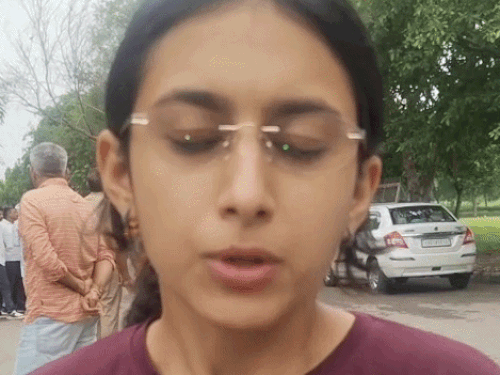 छात्रा ने कहा कि पूरी यूनिवर्सिटी में बिजली के जंक्शन बॉक्स की जांच हो और पेड़ों की छंटाई तुरंत कराई जाए।