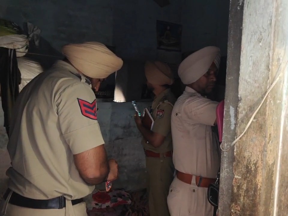 मौके पर जांच करते हुए पुलिस।