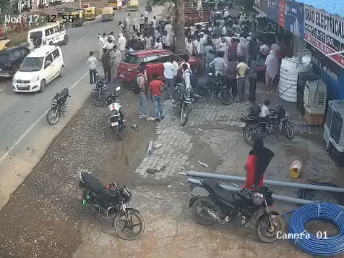 हादसे के बाद मौके पर लोगो की भीड़