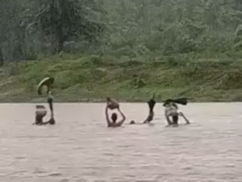 छत्तीसगढ़ के बीजापुर जिले में ब्रिज नहीं होने से नदी पार करके जाते लोग।