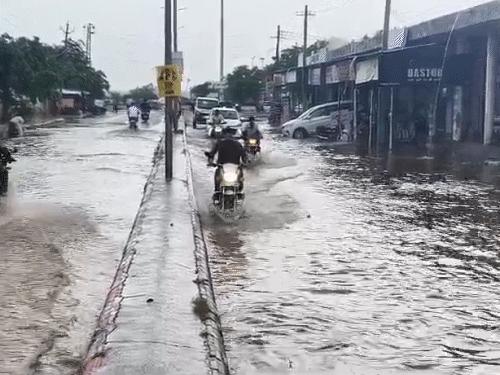 राजस्थान के प्रतापगढ़ में तेज बारिश के बाद सड़कों पर पानी भरा।