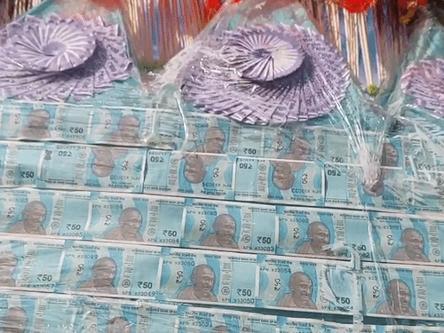 कांवड में 100, 50, 20 और 10 के नोट शामिल किए गए हैं।