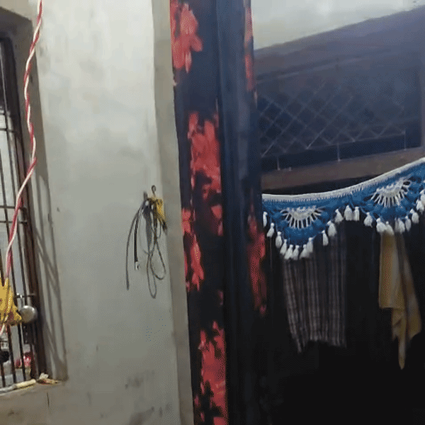 इसी साड़ी का फंदा बनाकर छात्रा ने सुसाइड कर लिया।