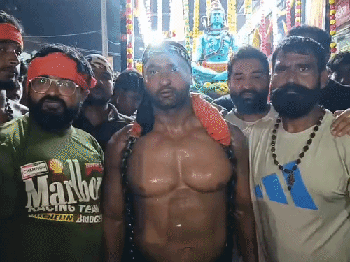 अमित दिल्ली पुलिस में हेड कांस्टेबल हैं। वह नेशनल लेवल के तैराक भी रह चुके हैं।