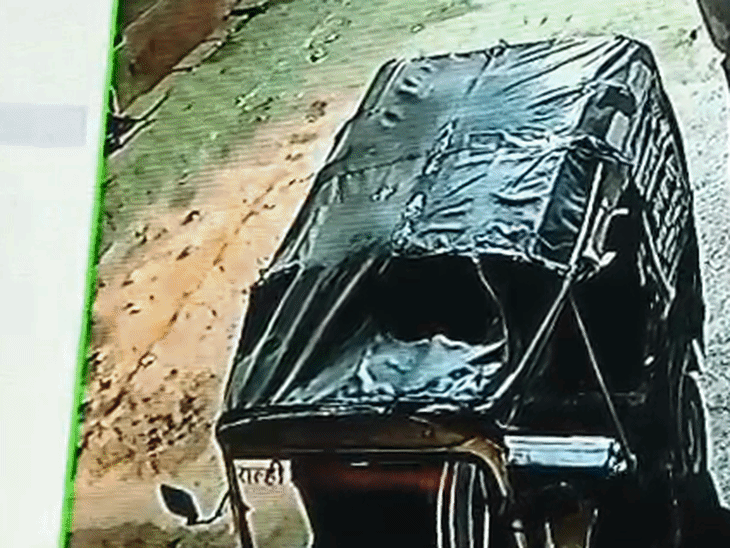 बाइक सवार अपराधी संदीप गुप्ता के पास पहुंचे.