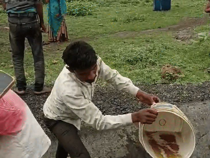 कुप्पी और छन्नी लगाकर लोगों ने कैन और ड्रम में डीजल भरा।