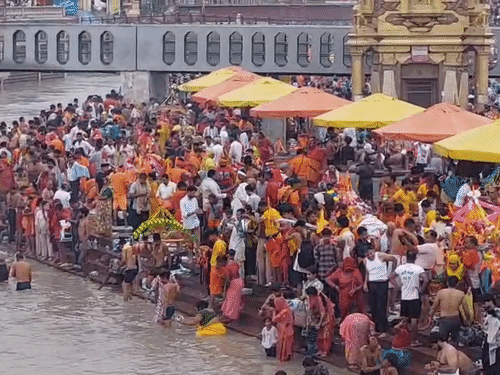 सुबह 3 बजे से ही घाट के दोनों तरफ भीड़ दिखी।
