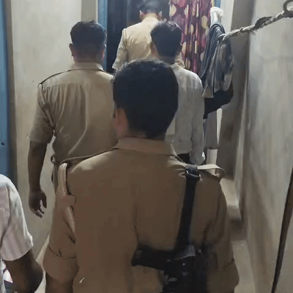 पुलिस टीम मामले की जांच करने घर पहुंची।