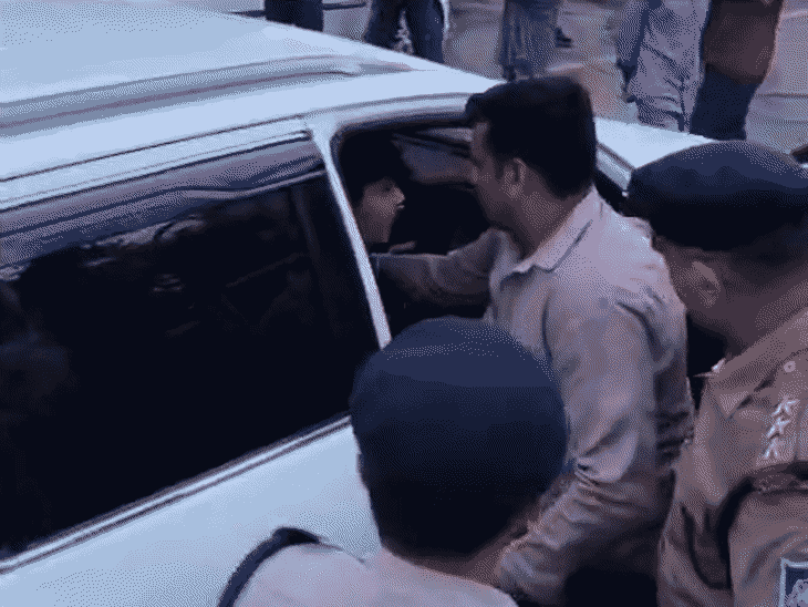 भाग रहे फॉर्च्यूनर सवार को पुलिस ने पकड़ा। - Dainik Bhaskar
