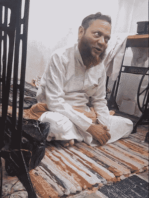 रिपोर्टर ने पूछा कि मान लीजिए, आपसे निकाह हो गया, तो क्या मेरी बीवी आपके साथ ही रहेगी? रहमतुल्लाह ने जवाब दिया कि 2-4 घंटे साथ रहना ही होगा। मियां-बीवी का रिश्ता निभाना ही होगा।