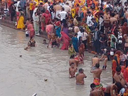हरकी पैड़ी पर गंगा स्नान करते श्रद्धालु।