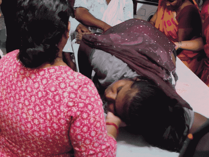 महिला पटना में एक कुरियर कंपनी में काम करती है। उसकी पीठ पर 3 गोली लगी है।