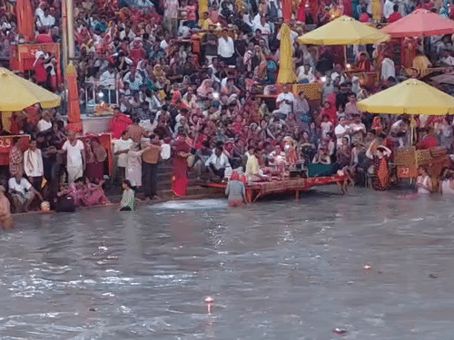 हरकी पैड़ी पर सुबह 6:30 बजे गंगा आरती हुई।