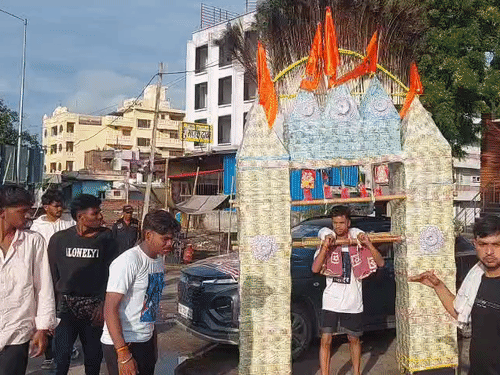 हरकी पैड़ी की तरफ जल भरने जाते दिल्ली से आए दीपांशु।