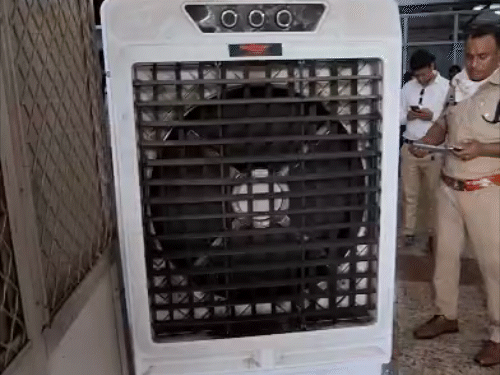कूलर लगाकर धुंआ बाहर निकाला गया।