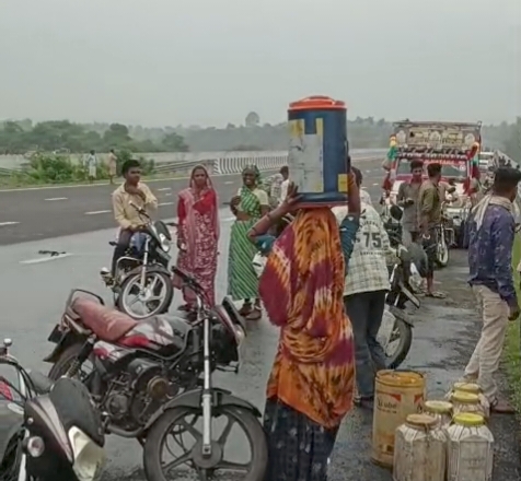 महिलाएं भी बर्तन लेकर पहुंची और डीजल भरकर ले गईं।