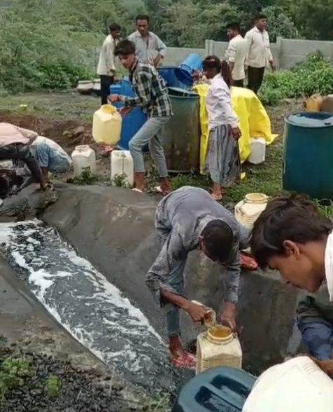 नाले में डीजल बहने पर ग्रामीण बर्तनों में भर कर ले गए।